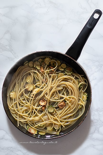 cuocere gli spaghetti con zucchine alla nerano - Ricetta di Tavolartegusto