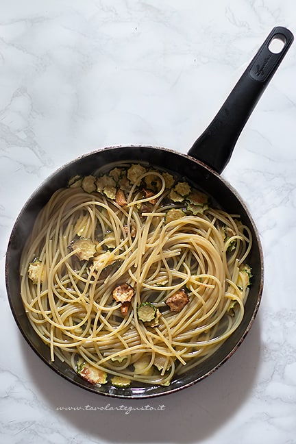 cuocere gli spaghetti con zucchine alla nerano