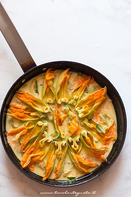 cuocere la frittata con fiori di zucca in padella