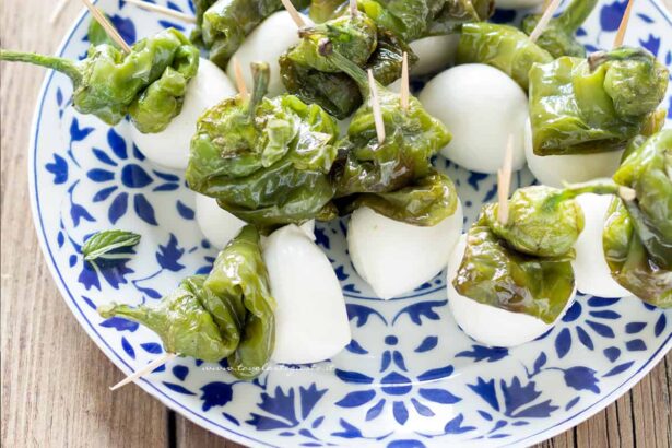 Spiedini di peperoncini verdi e mozzarella - Ricetta di Tavolartegusto