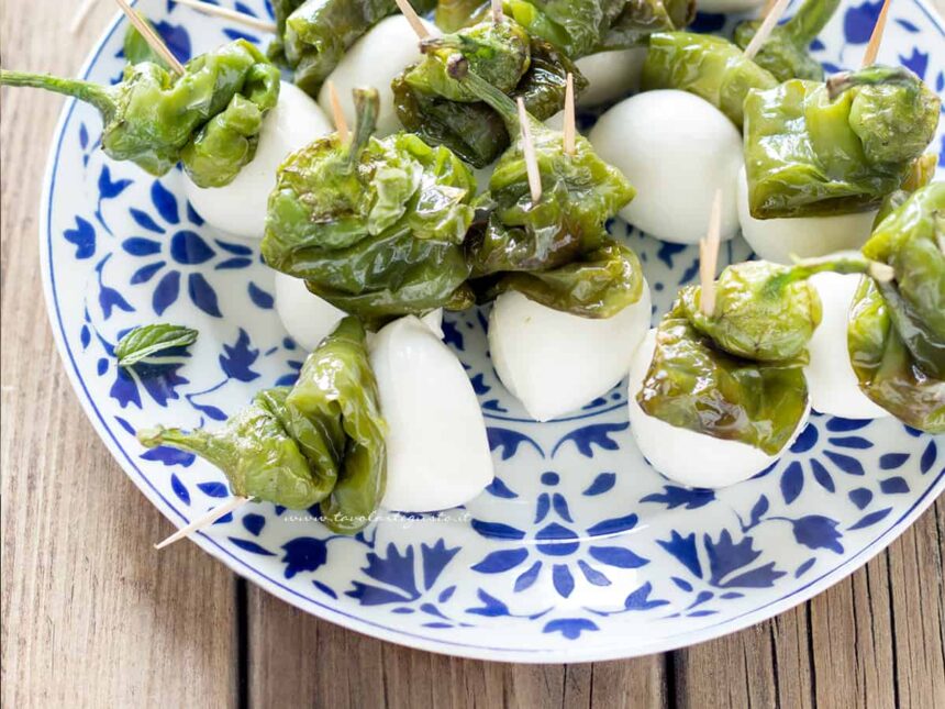 Spiedini di peperoncini verdi e mozzarella