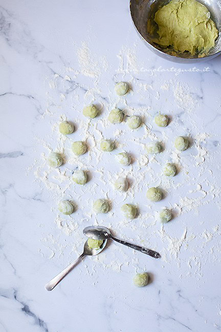 come formare gli gnocchi di zucchine - Ricetta di Tavolartegusto