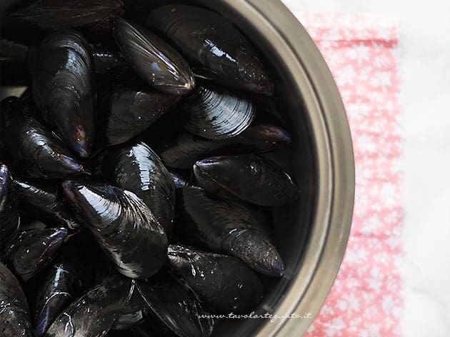 come pulire le cozze - Ricetta di Tavolartegusto