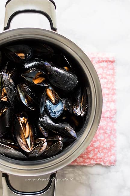 fare aprire le cozze pulite sul fuoco