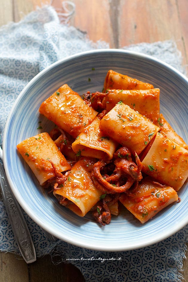 pasta con calamari al sugo