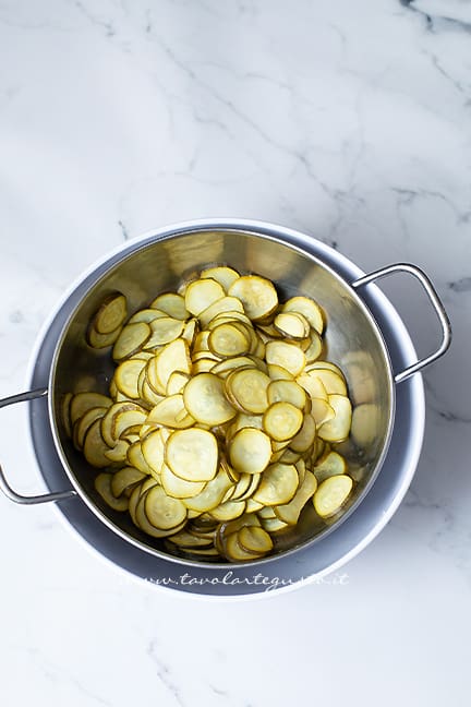 come fare le zucchine sott olio - Ricetta di Tavolartegusto