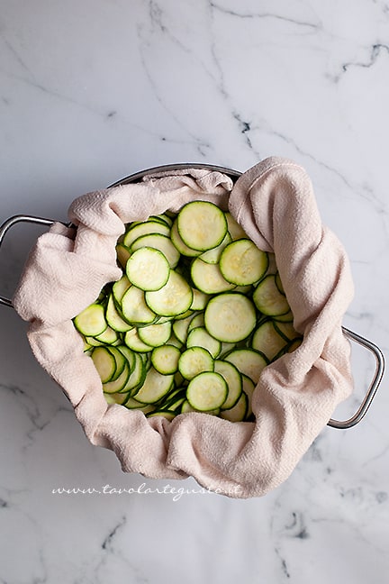 come tagliare le zucchine sott olio