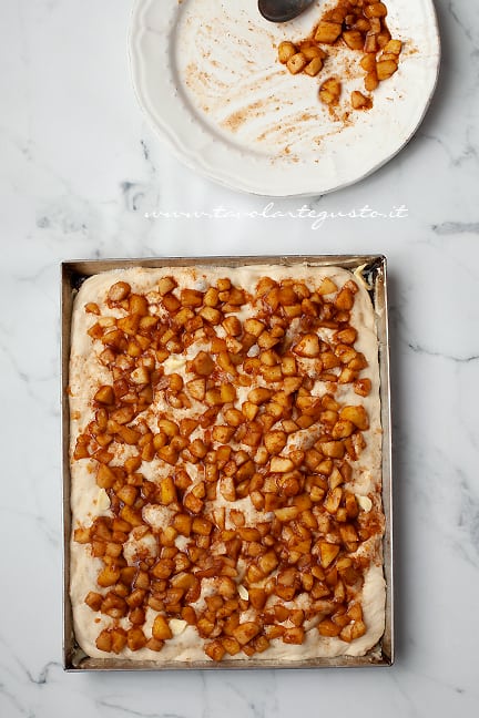 come fare la schiacciata di mele - Ricetta di Tavolartegusto