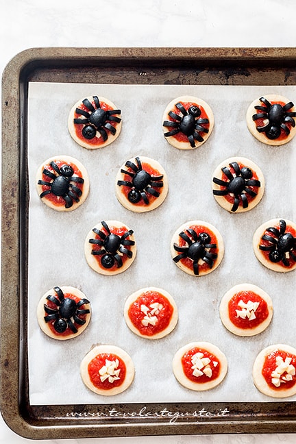 decorare le pizzette halloween