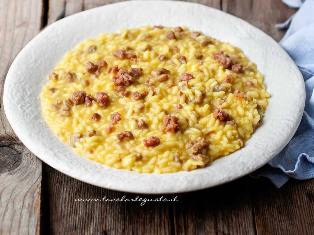 Risotto con salsiccia (cremoso e squisito) la Ricetta velocissima!
