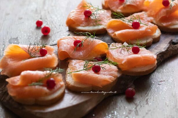 tartine al salmone - Ricetta di Tavolartegusto