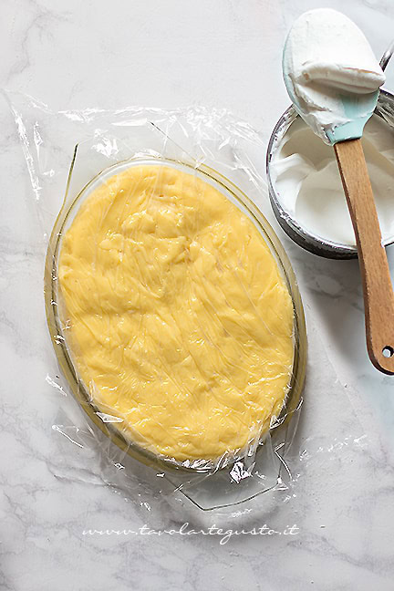 unire la crema pasticcera più panna per crema diplomatica