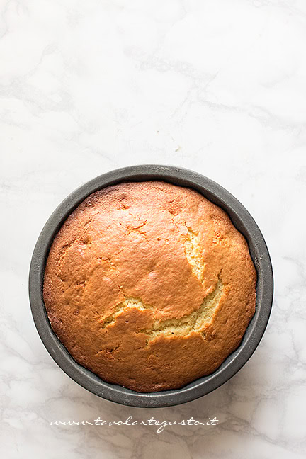 La torta soffice agli agrumi appena sfornata