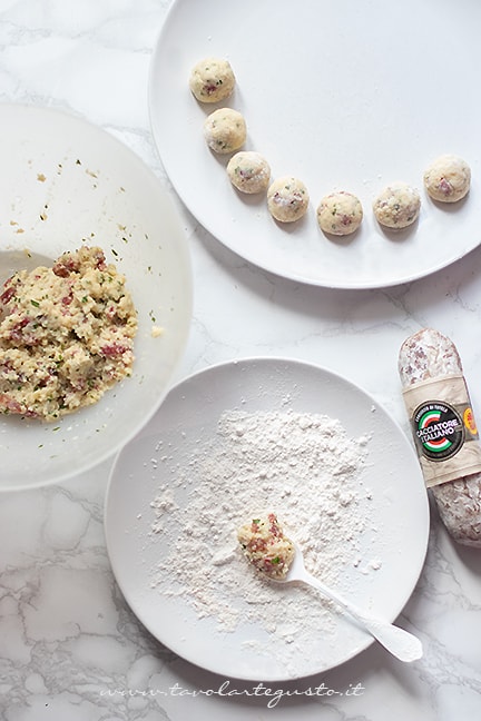 formare gli gnocchi di pane - Ricetta di Tavolartegusto