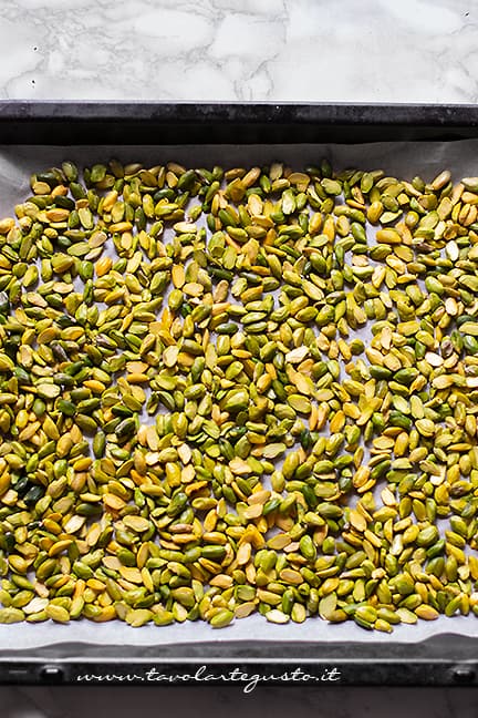 tostare i pistacchi per la crema al pistacchio