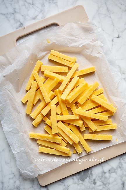 bastoncini di polenta fritta - Ricetta di Tavolartegusto