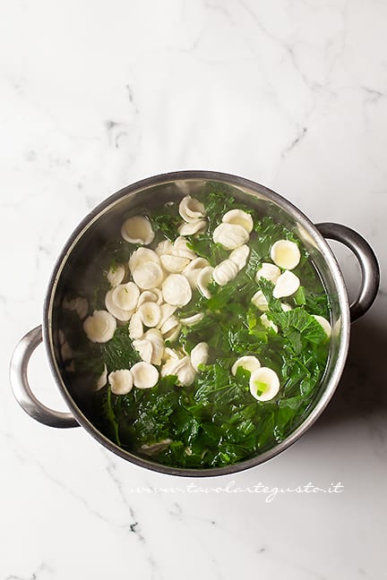 cuocere le orecchiette alle cime di rapa