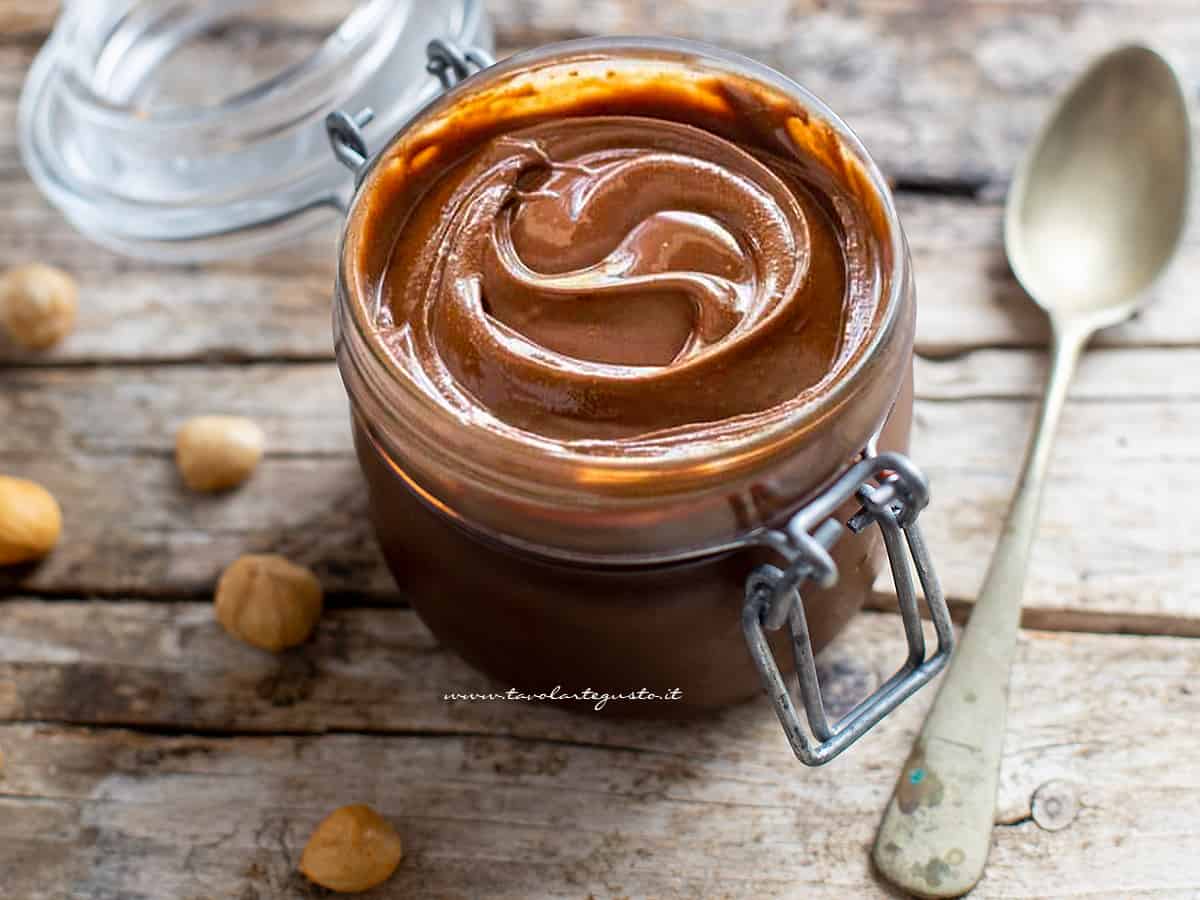 nutella fatta in casa- crema spalmabile alle nocciole - Ricetta di Tavolartegusto