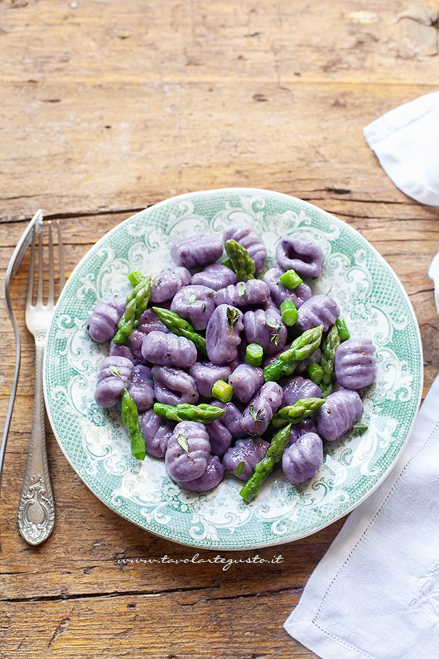 condire gli gnocchi di patate viola