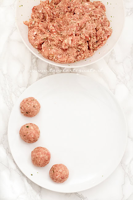 preparazione delle polpette alla pizzaiola