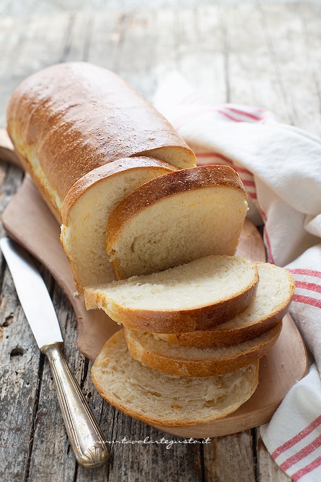 Pan bauletto fatto in casa sofficissimo: Ricetta perfetta come Mulino bianco