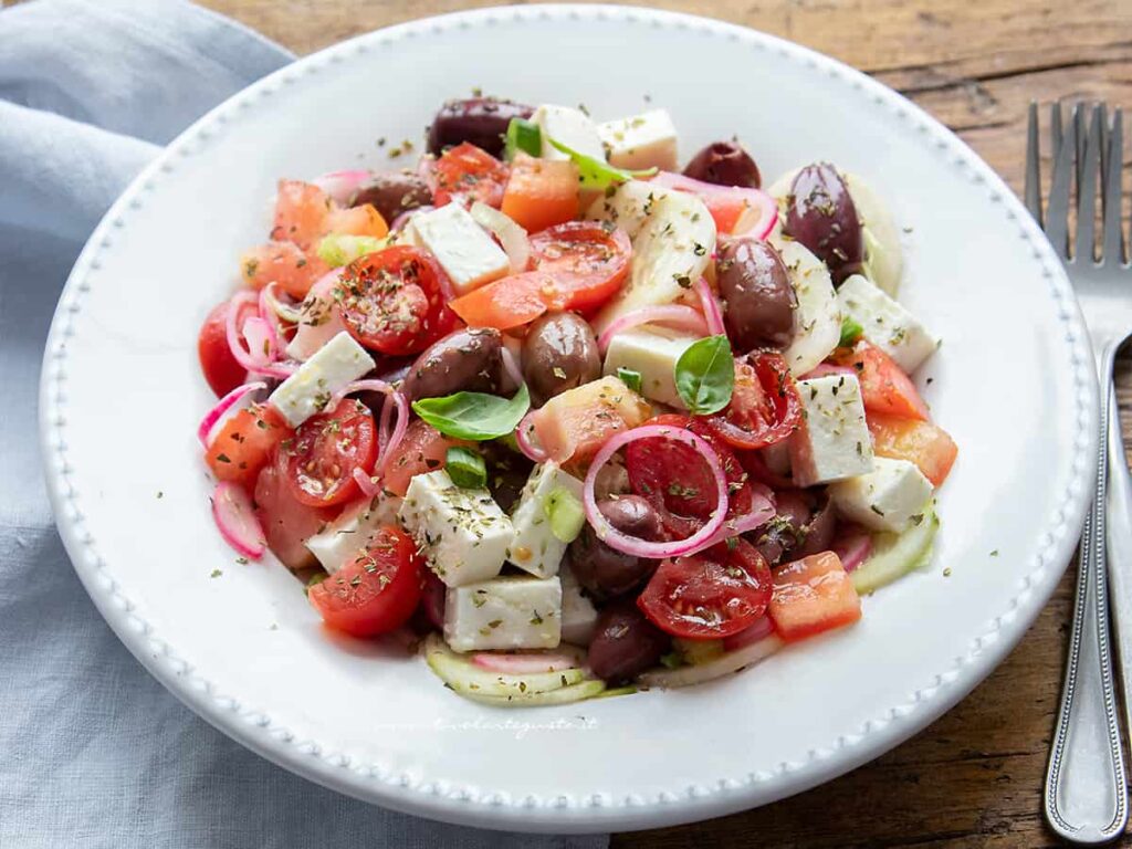 Insalata greca la Ricetta originale, Ingredienti e Consigli (velocissima)