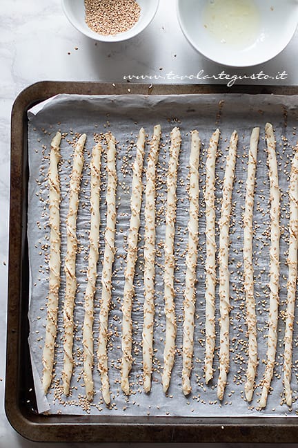 farcire e condire i grissini con pasta sfoglia - Ricetta di Tavolartegusto
