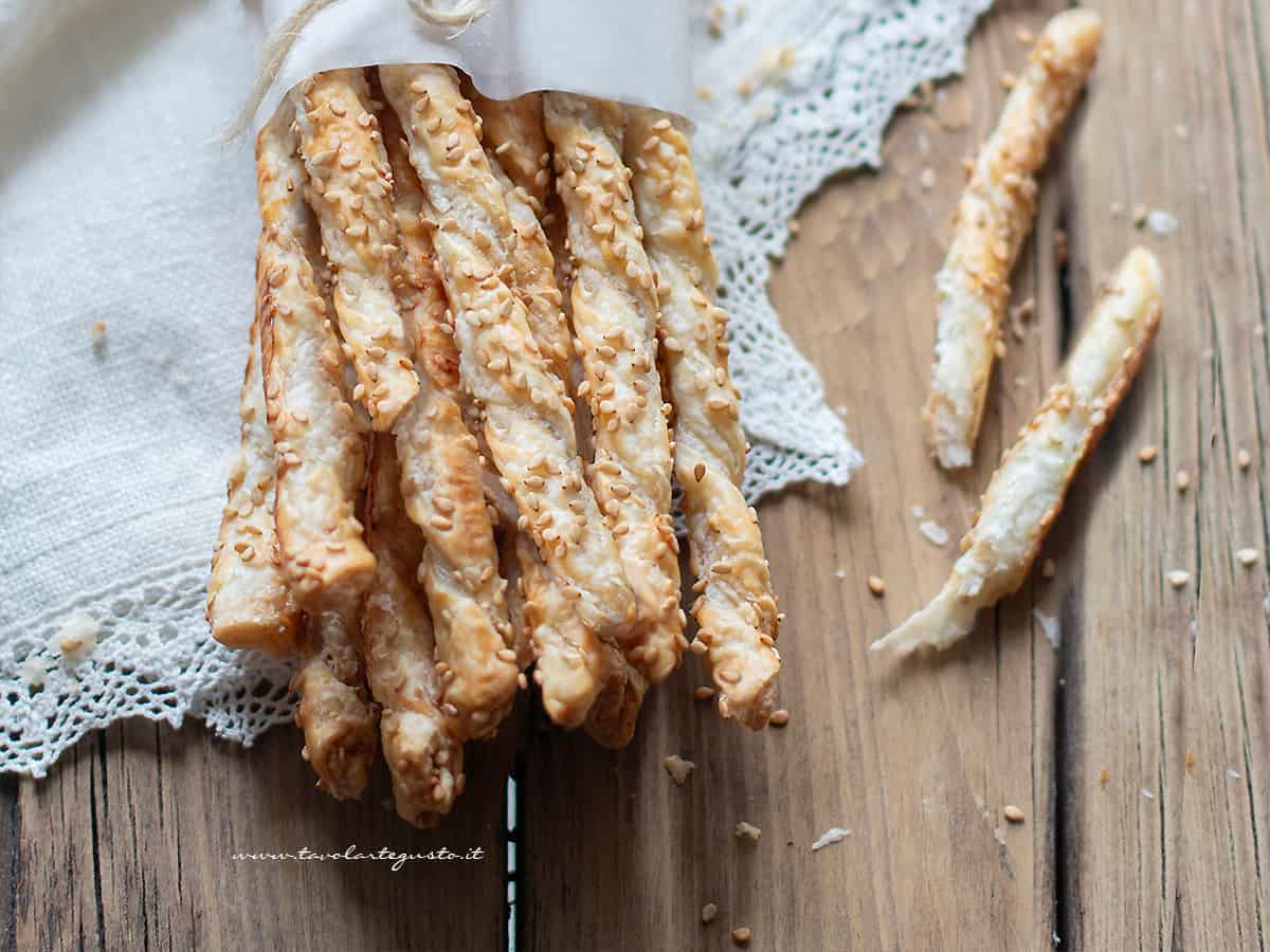 Grissini di pasta sfoglia, la Ricetta velocissima in 10 minuti (tante  varianti!)