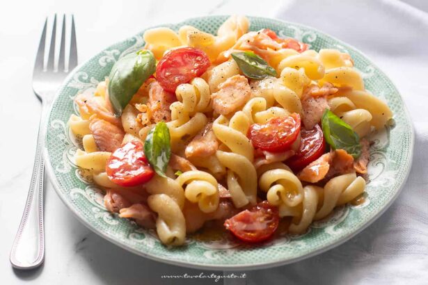 pasta salmone e pomodorini - Ricetta di Tavolartegusto