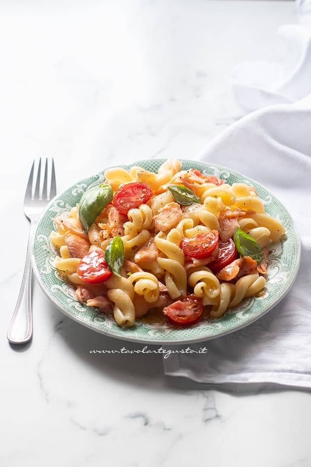 pasta salmone e pomodorini ricetta