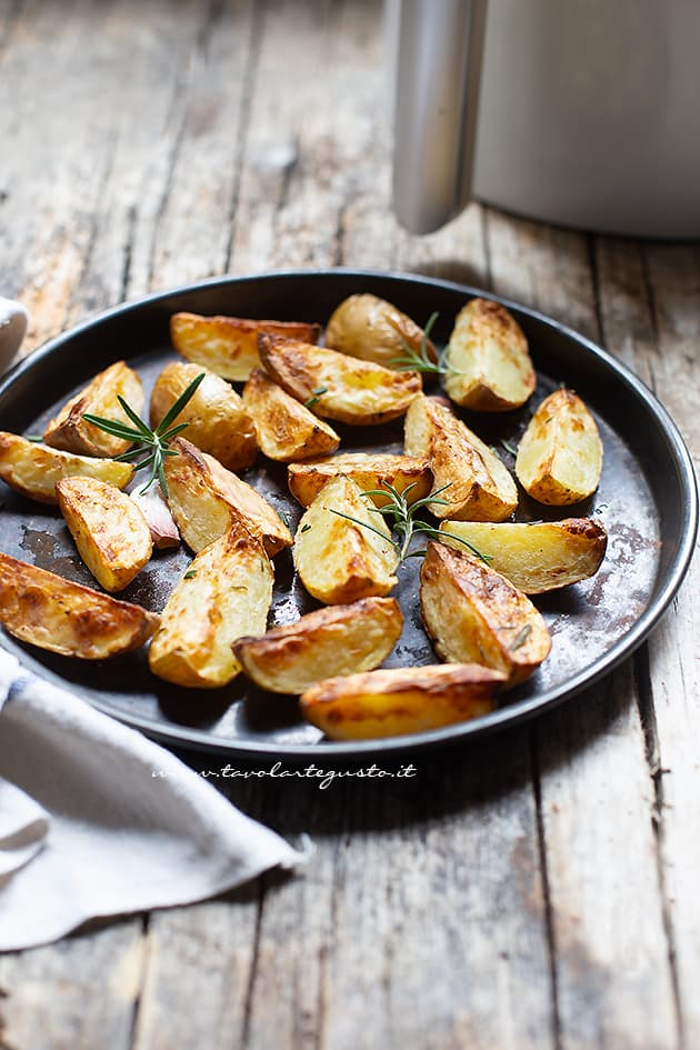 Patate in friggitrice ad aria (croccanti, con poco olio, nella metà del  tempo!)