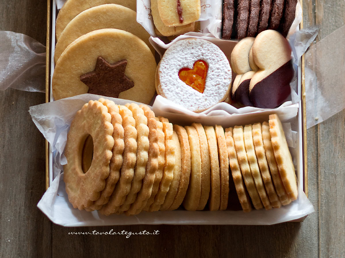 Ghiaccia reale per decorare biscotti e torte: ricetta e varianti