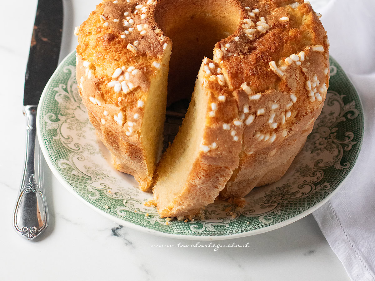 Ciambellone in friggitrice ad aria (soffice e goloso, pronto in 30 minuti!)