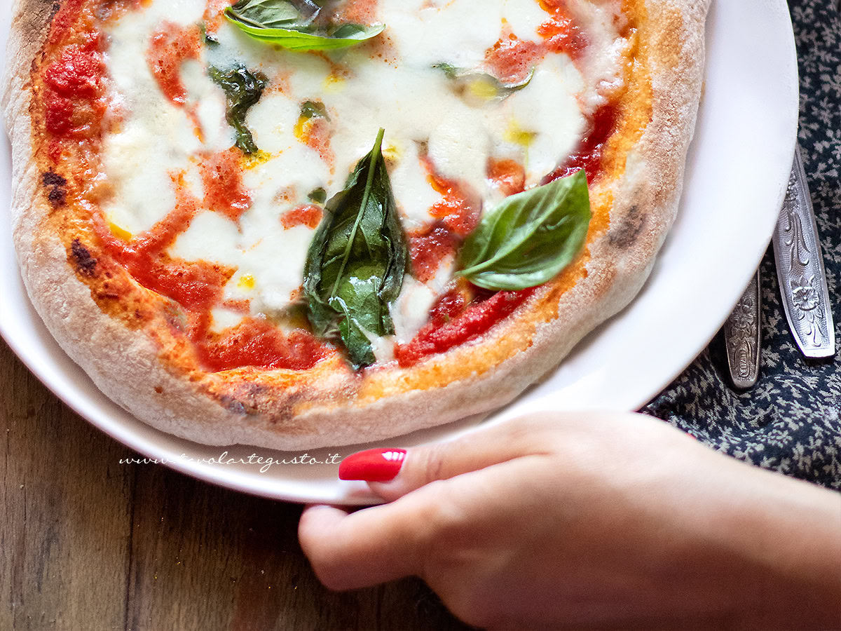 Pizza margherita in teglia - Cucina in famiglia