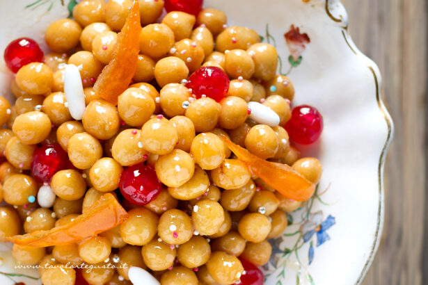 Struffoli, la Ricetta originale napoletana passo passo - Ricetta Struffoli
