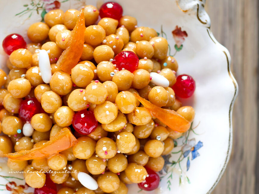 Struffoli, la Ricetta originale napoletana passo passo - Ricetta Struffoli