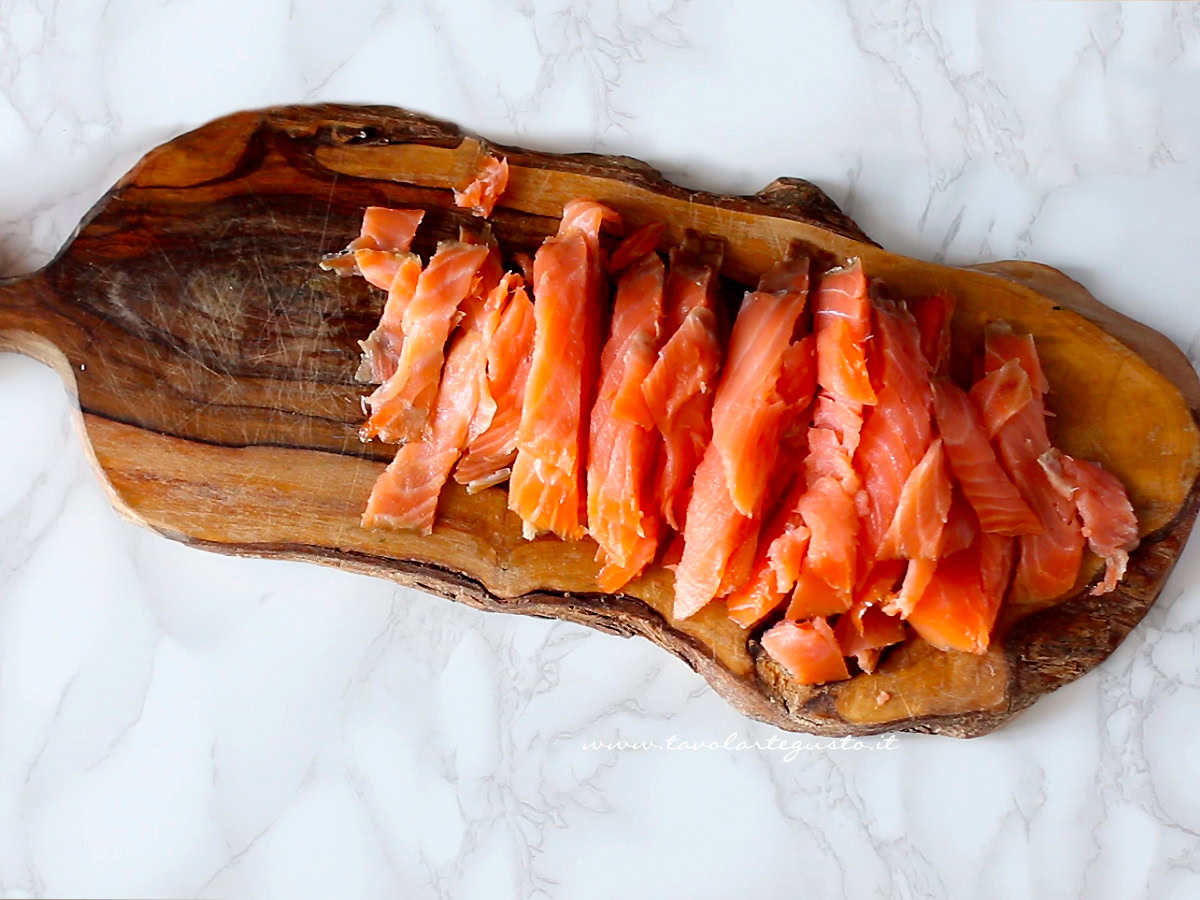 affettare il salmone affumicato per la pasta al salmone affumicato