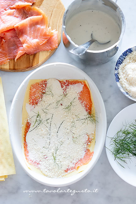 assemblare le lasagne al salmone