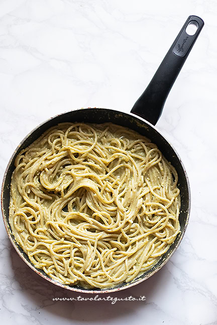 come fare la pasta con pesto di pistacchio e gamberi - Ricetta di Tavolartegusto