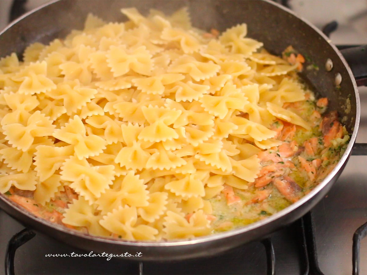 cuocere la pasta al salmone affumicato