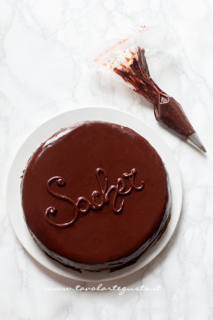 decorare la torta sacher