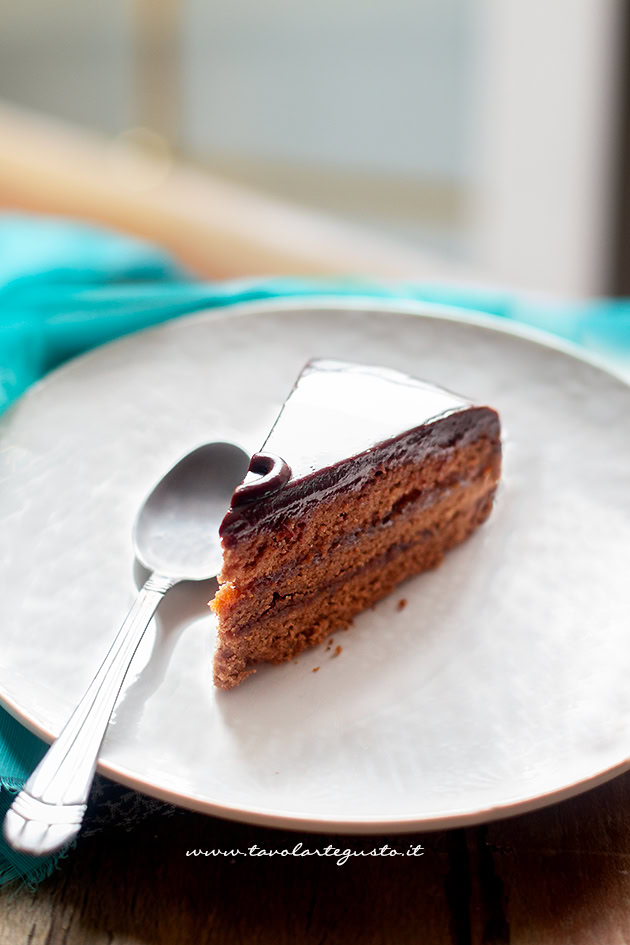 fetta di torta sacher