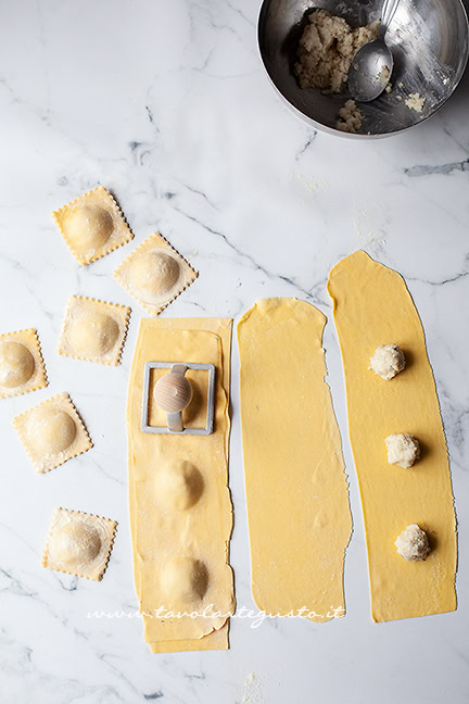formare i ravioli di pesce