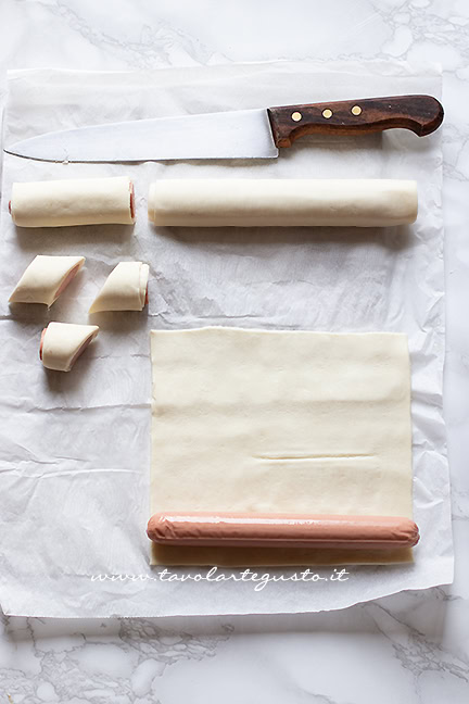 formare i rustici di pasta sfoglia ai wurstel