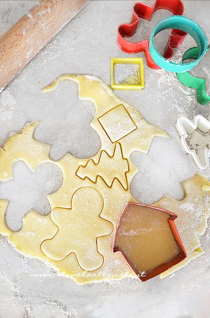 intagliare i biscotti di natale