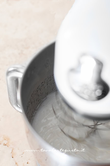 montata a caldo degli albumi per meringa italiana