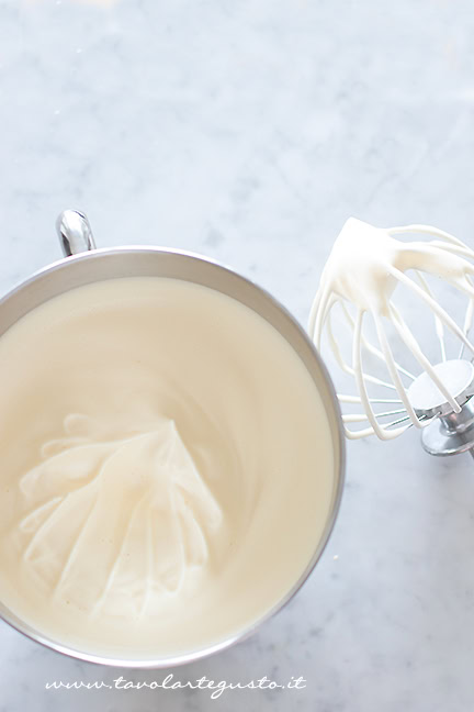 montata di uova pan di spagna salato