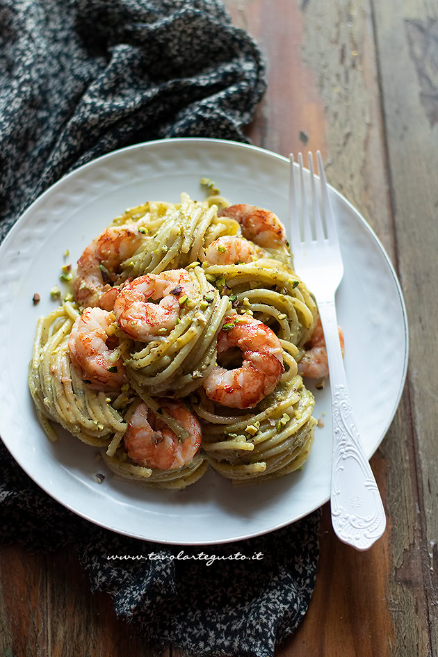 pasta con pesto di pistacchio e gamberi