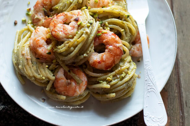 spaghetti al pesto di pistacchio e gamberi