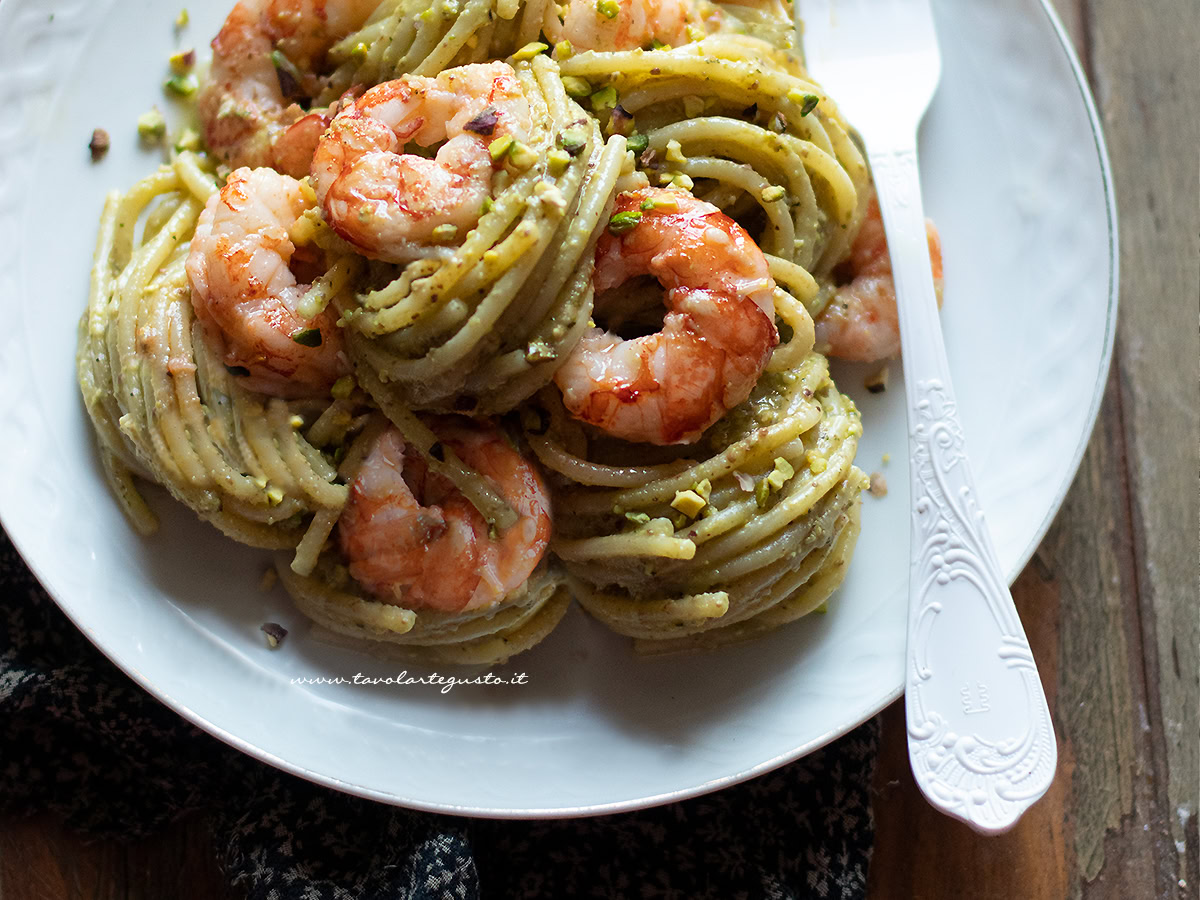 spaghetti al pesto di pistacchio e gamberi